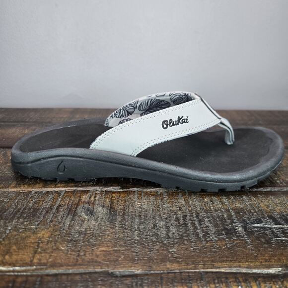 NEW OluKai Ohana Mens Size 7 Slip On Flip Flops Beach Sandals Foam Gray Black - Picture 5 of 11
